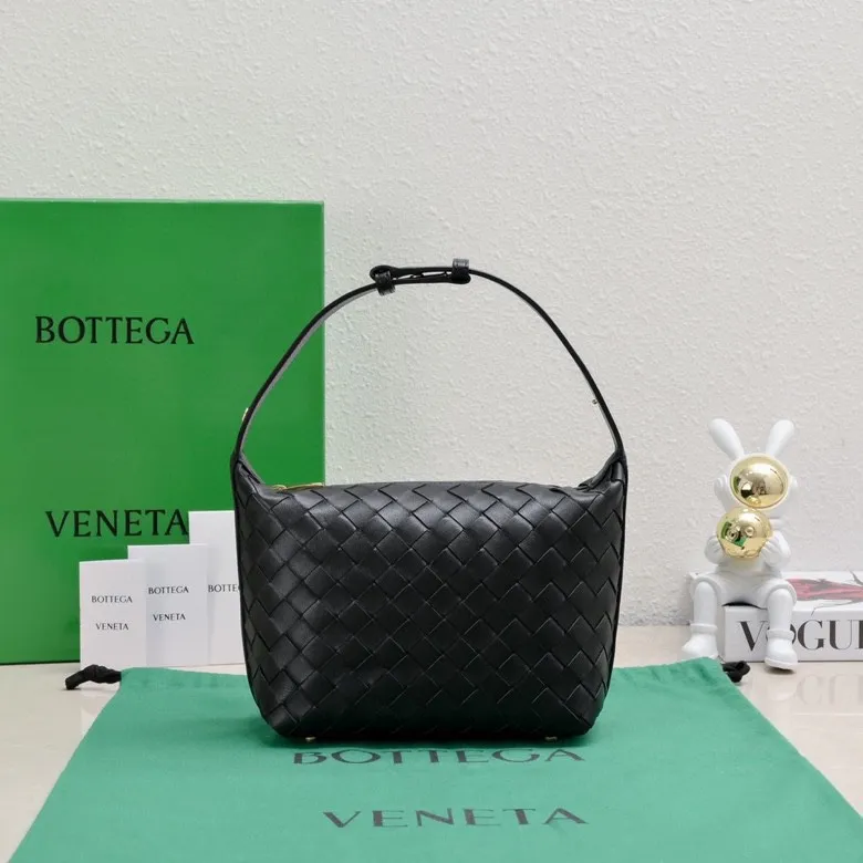 Batch 1360 #BvWallace Shoulder Lunch Bag 🔥 A lunch box bag that you can just grab and go. It is made of classic intrecciato weaving technology and reflects the craftsmanship of Bottega. The entire bag is made of top-grade happa lambskin. It is very soft and lightweight. The small bag shape is cute and exquisite. The interior capacity is also very large and can be carried under the arm. It is quite practical! The bottom of the bag is made of gold metal to prevent wear and tear. The details are really good! Choose this elegant commuting bag for Zaoba people~ Size: 22x13x9.5, model number; 7748#